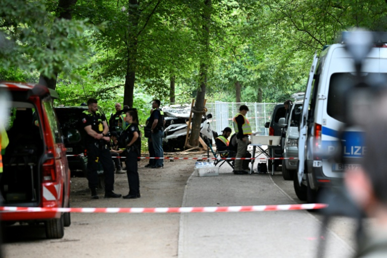 Des policiers près du lieu où un véhicule a foncé dans la foule à la gay pride, faisant au moins un mort et 16 blessés, le 26 juillet 2026 à Berlin ( AFP / RALF HIRSCHBERGER )