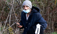 Cédric Jubillar, le mari de Delphine Jubillar, disparue depuis le 15 décembre, participe à une opération de recherche organisée par les gendarmes dans le bois de Milhars, le 23 décembre 2020 à Cagnac-les-Mines, dans le Tarn ( AFP / Fred SCHEIBER )