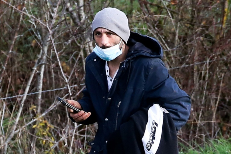 Cédric Jubillar, le mari de Delphine Jubillar, disparue depuis le 15 décembre, participe à une opération de recherche organisée par les gendarmes dans le bois de Milhars, le 23 décembre 2020 à Cagnac-les-Mines, dans le Tarn ( AFP / Fred SCHEIBER )