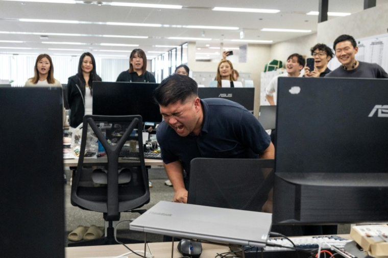 Un employé scande ses objectifs de travail d'une réunion quotidienne pour stimuler la productivité dans les bureaux de Global Partners à Tokyo, le 1er juin 2026 au Japon ( AFP / Andrew CABALLERO-REYNOLDS )