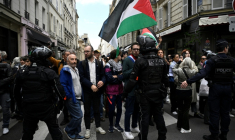 Le député La France Insoumise (LFI), Hadrien Clouet (c), des manifestants et des proches des militants français qui ont participé à la flottille pour Gaza  marchent vers l'Hôtel Matignon, lors d'un rassemblement à Paris, le 5 octobre 2025 ( AFP / JULIEN DE ROSA )