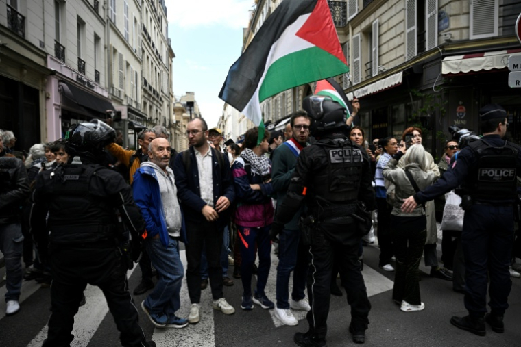 Le député La France Insoumise (LFI), Hadrien Clouet (c), des manifestants et des proches des militants français qui ont participé à la flottille pour Gaza marchent vers l'Hôtel Matignon, lors d'un rassemblement à Paris, le 5 octobre 2025 ( AFP / JULIEN DE ROSA )