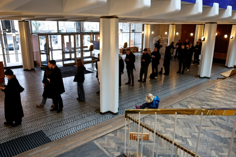 Des personnes font la queue dans un bureau de vote à Aarhus, au Danemark, le 24 mars 2026 ( Ritzau Scanpix / Mikkel Berg Pedersen )
