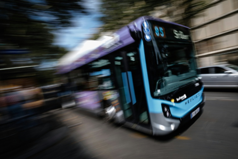 Un bus parisien de la RATP sur la ligne 85 qui va de Saint-Ouen au nord de Paris jusqu'à Chatelet en plein centre de la capitale, le 31 juillet 2026 ( AFP / Simon WOHLFAHRT )