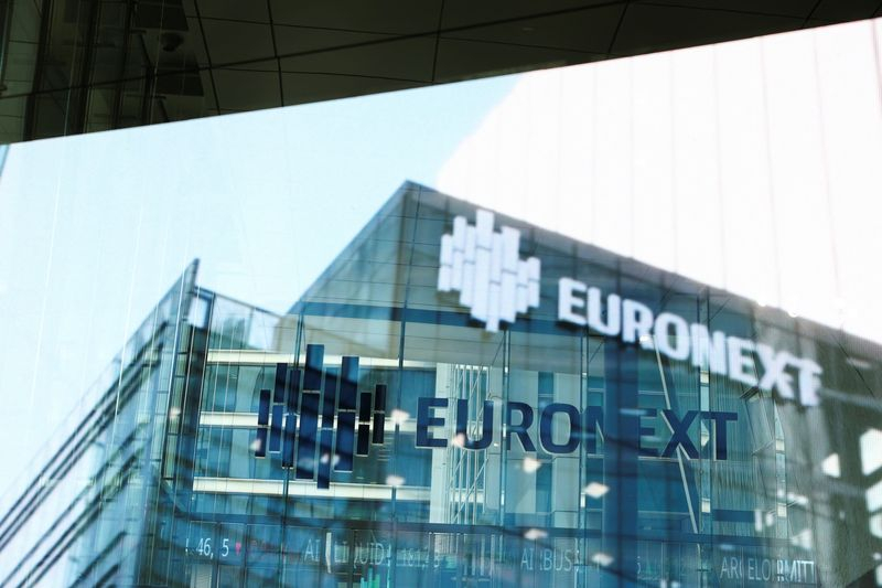 Le reflet d'un tableau numérique à la bourse Euronext dans le quartier d'affaires de La Défense à Paris