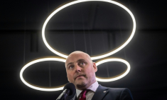 Le Premier ministre letton Andris Kulbergs pendant la soirée électorale à Riga, le 3 octobre 2026 ( AFP / Wojtek RADWANSKI )