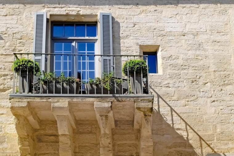 Avant d'aménager son balcon, il est vivement conseillé de lire le règlement de copropriété. (illustration) (Djedj / Pixabay)