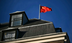 Le drapeau chinois sur les toits de l'ambassade de Chine à Londres, le 18 novembre 2025 ( AFP / JUSTIN TALLIS )
