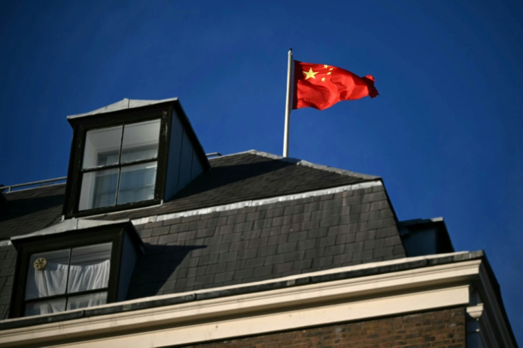 Le drapeau chinois sur les toits de l'ambassade de Chine à Londres, le 18 novembre 2025 ( AFP / JUSTIN TALLIS )