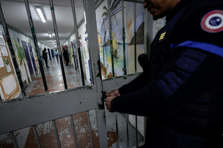Un gardien ouvre une porte du centre pénitentiaire de Nanterre, le 15 janvier 2026 dans les Hauts-de-Seine ( AFP / STEPHANE DE SAKUTIN )