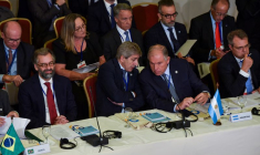 Des membres des délégations brésilienne et argentine assistent au sommet du Mercosur, à Montevideo