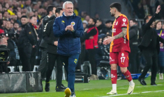 José Mourinho pète les plombs et pince le nez du coach de Galatasaray