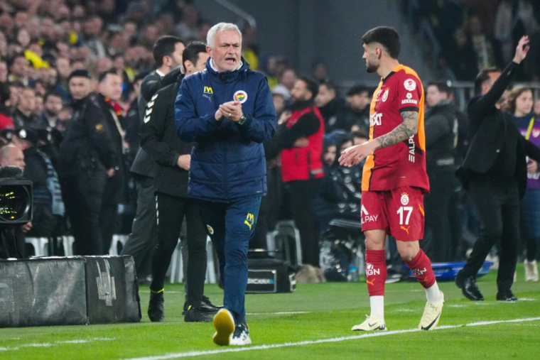 José Mourinho pète les plombs et pince le nez du coach de Galatasaray