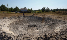 Un cratère apparu lors d'une frappe de missile russe près de Kyiv