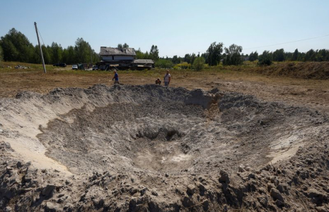 Un cratère apparu lors d'une frappe de missile russe près de Kyiv