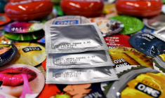 Des préservatifs fabriqués par Karex, en 2017 (illustration) ( AFP / MANAN VATSYAYANA )