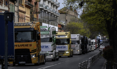 Une opération escargot à Toulouse, le 1er avril 2026 ( AFP / ED JONES )