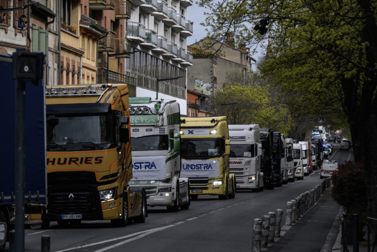 Une opération escargot à Toulouse, le 1er avril 2026 ( AFP / ED JONES )