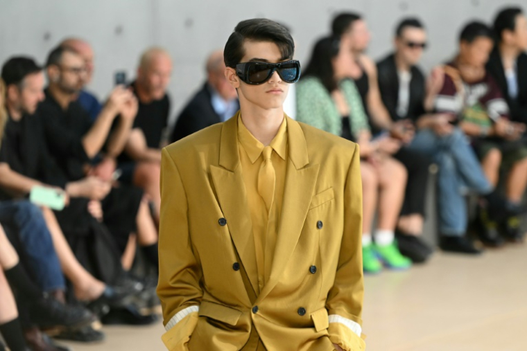 Le défilé printemps-été 2026 Saint Laurent à la Bourse de Commerce de Paris, le 24 juin 2025 ( AFP / Bertrand GUAY )