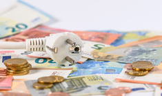 Les prix de l'électricité devraient rester stables en août prochain, voire baisser très légèrement. (illustration) (Fotoblend / Pixabay)