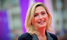 L'actrice française Julie Gayet lors de la cérémonie d'ouverture de la 50e édition du Festival du cinéma américain de Deauville à Deauville, le 6 septembre 2024. ( AFP / LOU BENOIST )