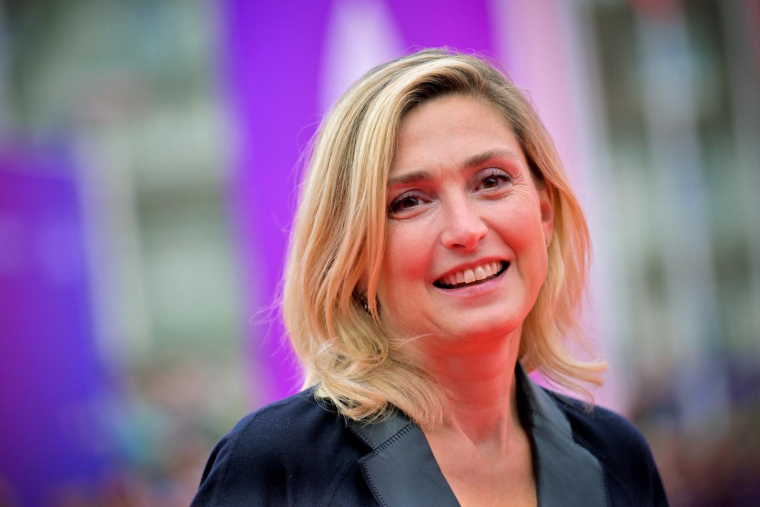 L'actrice française Julie Gayet lors de la cérémonie d'ouverture de la 50e édition du Festival du cinéma américain de Deauville à Deauville, le 6 septembre 2024. ( AFP / LOU BENOIST )