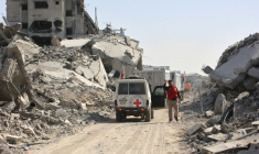 Un membre de la Croix Rouge parmi les décombres à Gaza, le 2 novembre 2025 ( AFP / Omar AL-QATTAA )