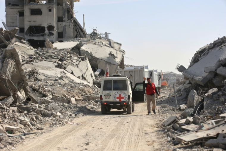 Un membre de la Croix Rouge parmi les décombres à Gaza, le 2 novembre 2025 ( AFP / Omar AL-QATTAA )