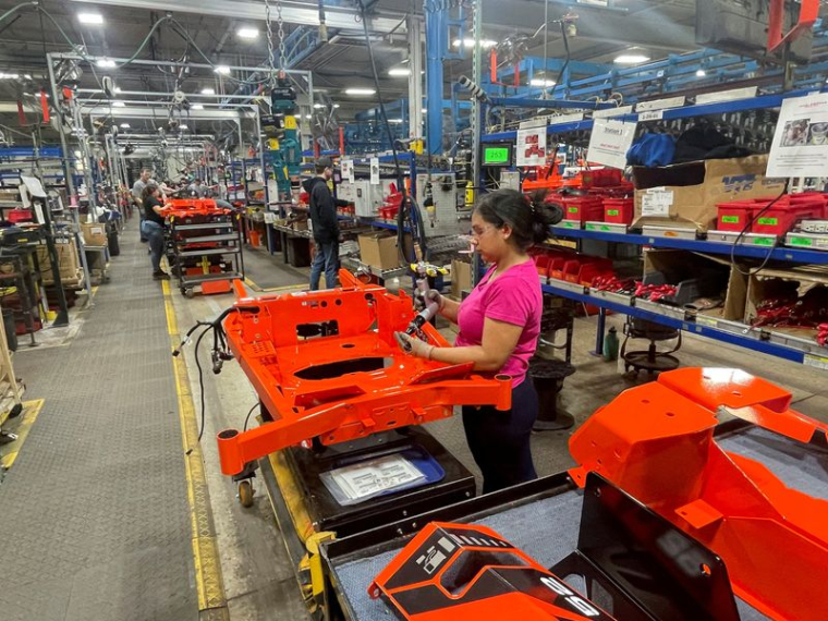 Un ouvrier dans une usine aux États-Unis