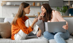 Pour les jeunes, la chambre devient un espace privilégié pour développer des activités à l'abri du regard des adultes. (crédit : Adobe Stock)