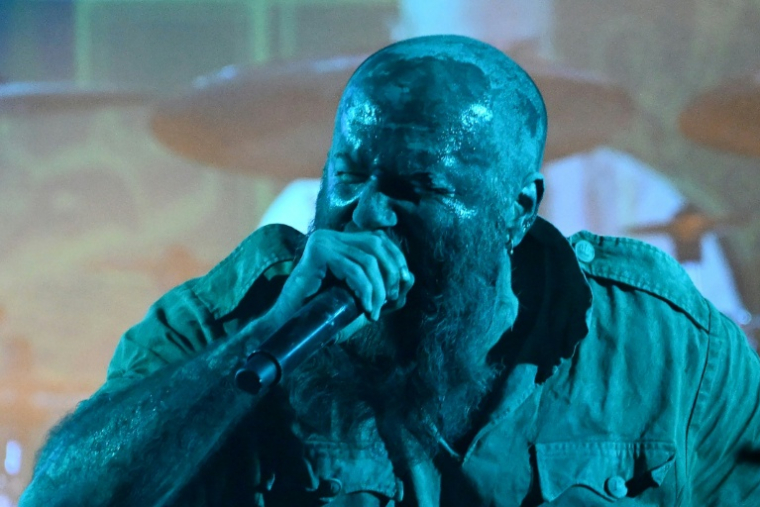 Le meneur du groupe de metal ukrainien "1914", Dmytro Ternouchtchak (nom de scène "Dmytro Koumar") chante lors d'un concert à Varsovie, le 25 mars 2026 ( AFP / Sergei GAPON )