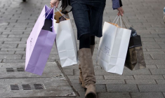 Une femme porte des sacs de courses dans la principale rue commerçante du centre-ville de Cologne