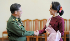 Le général Min Aung Hlaing et la leader de l'opposition Aung San Suu Kyi se serrent la main après une rencontre à Naypyidawn en Birmanie le 2 décembre 2015 ( AFP / Phyo Hein Kyaw )