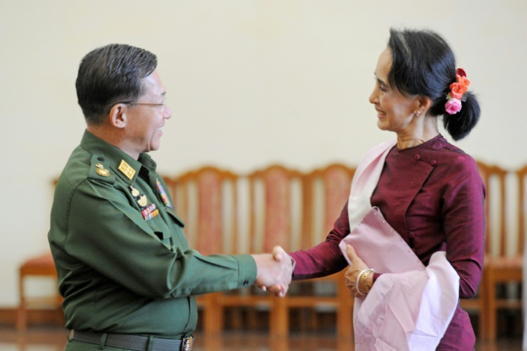 Le général Min Aung Hlaing et la leader de l'opposition Aung San Suu Kyi se serrent la main après une rencontre à Naypyidawn en Birmanie le 2 décembre 2015 ( AFP / Phyo Hein Kyaw )