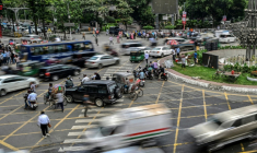 Circulation à un carrefour de la capitale bangladaise Dacca, le 14 mai 2026  ( AFP / Munir UZ ZAMAN )