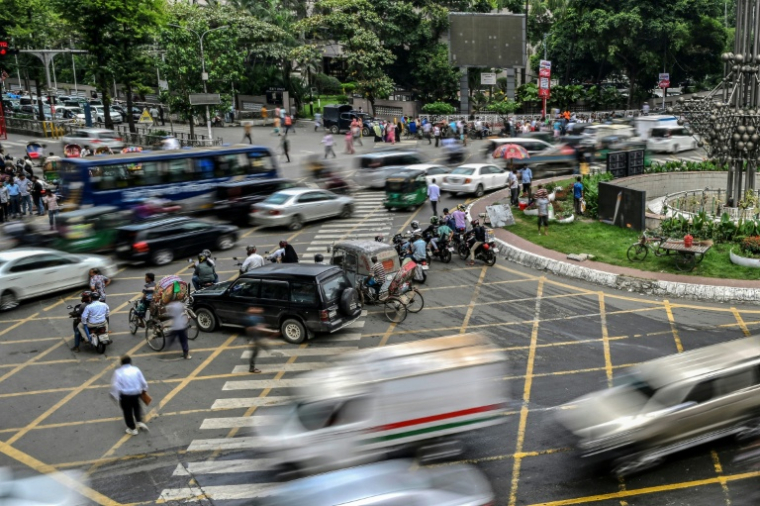 Circulation à un carrefour de la capitale bangladaise Dacca, le 14 mai 2026  ( AFP / Munir UZ ZAMAN )