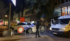 Un policier belge monte la garde à Bruxelles après l'attaque au cours de laquelle un policier a été tué