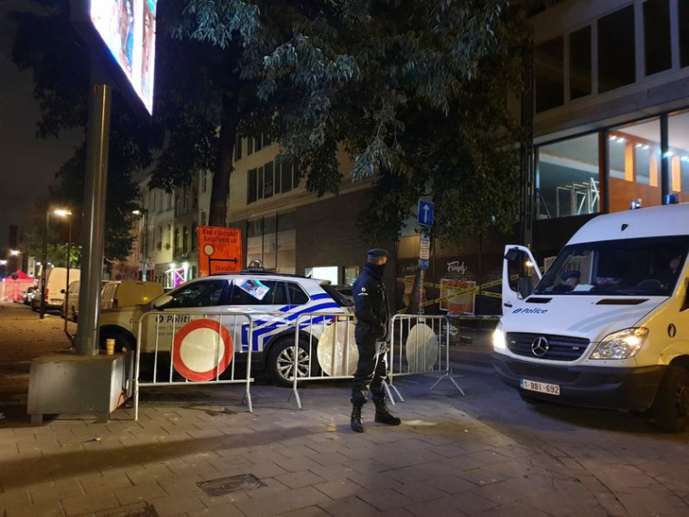 Un policier belge monte la garde à Bruxelles après l'attaque au cours de laquelle un policier a été tué