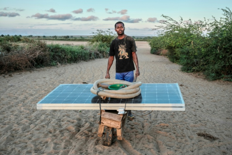 Manjomaro Andrianantenaina, un agriculteur, avec du matériel d'irrigation à Madagascar, le 23 septembre 2026 ( AFP / Razafindrakoto Mamy Nirina )