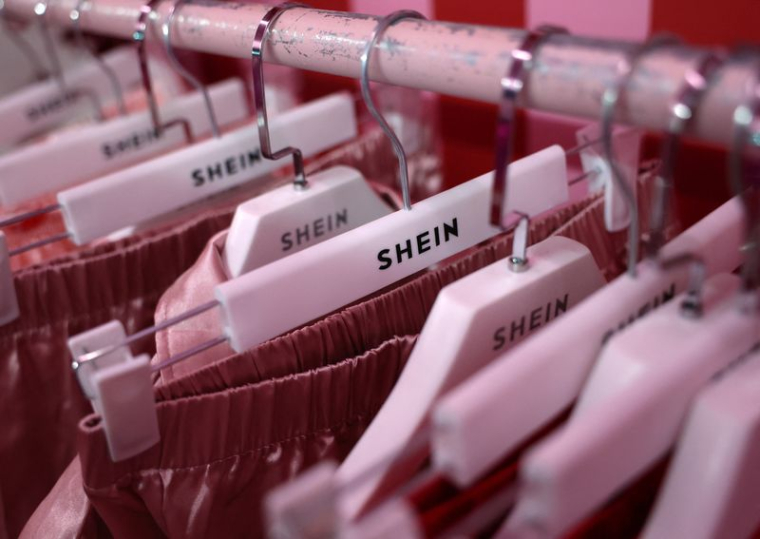 Un rayon de vêtements de la marque Shein