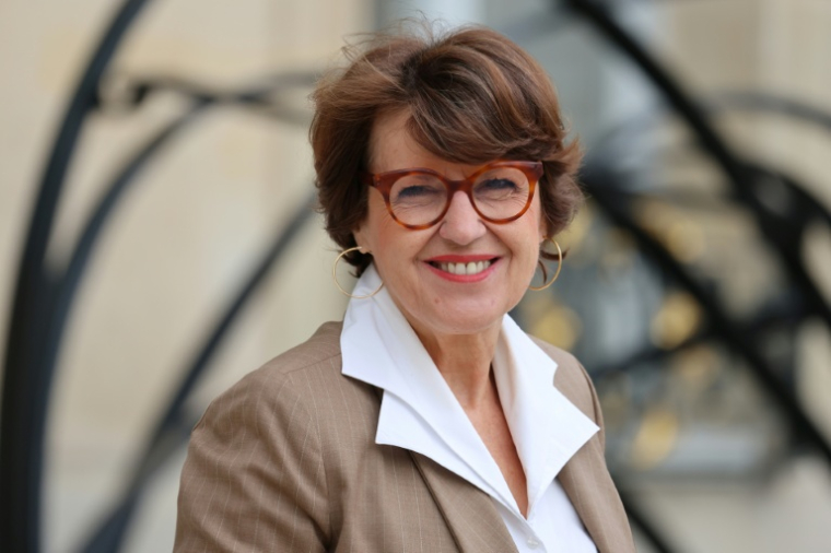 La ministre de l'Agriculture, Annie Genevard, quitte le palais de l'Elysée, à Paris, le 10 juin 2026 ( AFP / Ludovic MARIN )