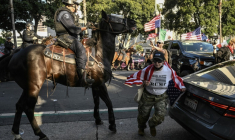 Agent de la police de Los Angeles face à des manifestants à Los Angeles le 11 juin 2025 ( AFP / RONALDO SCHEMIDT )