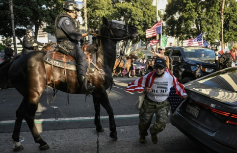 Agent de la police de Los Angeles face à des manifestants à Los Angeles le 11 juin 2025 ( AFP / RONALDO SCHEMIDT )