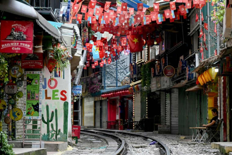 La célèbre et touristique "rue du train" à Hanoi, le 18 août 2025 ( AFP / Nhac NGUYEN )
