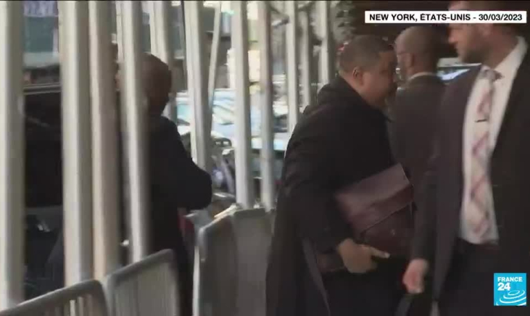 Trump devant la justice : qui est Alvin Bragg, le procureur de Manhattan en charge du dossier ?