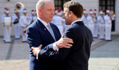 Le président français Emmanuel Macron (d) accueilli par le prince Albert II de Monaco, le 7 juin 2025, lors d'une visite d'Etat de deux jours avant la conférence des Nations unies sur l'océan qui s'ouvre lundi à Nice ( POOL / Ludovic MARIN )