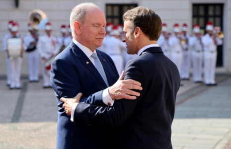 Le président français Emmanuel Macron (d) accueilli par le prince Albert II de Monaco, le 7 juin 2025, lors d'une visite d'Etat de deux jours avant la conférence des Nations unies sur l'océan qui s'ouvre lundi à Nice ( POOL / Ludovic MARIN )