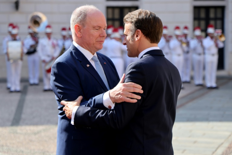 Le président français Emmanuel Macron (d) accueilli par le prince Albert II de Monaco, le 7 juin 2025, lors d'une visite d'Etat de deux jours avant la conférence des Nations unies sur l'océan qui s'ouvre lundi à Nice ( POOL / Ludovic MARIN )
