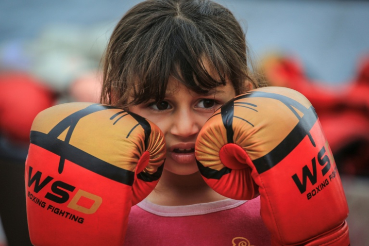 Une jeune Palestinienne pendant un entraînement de boxe, à Khan Younès, dans le sud de la bande de Gaza, le 9 février 2026 ( AFP / BASHAR TALEB )