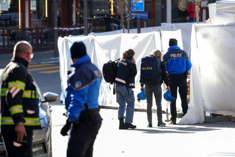 Le site de l'explosion et de l'incendie du bar "Le Constellation" à Crans-Montana lors du réveillon du Nouvel An, en Suisse